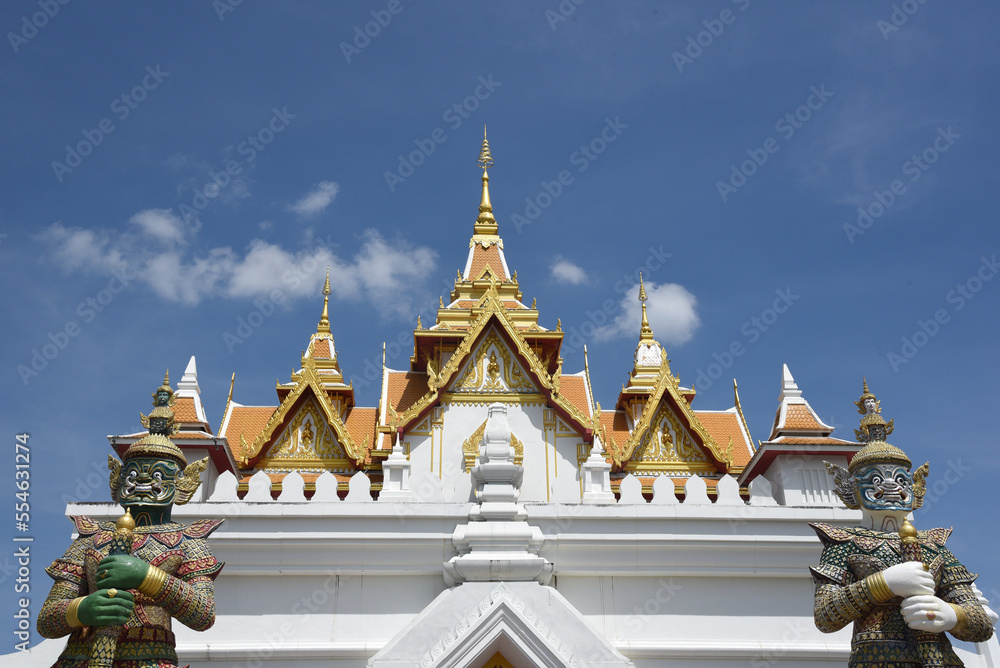 Fototapeta premium Tempel und Statue an buddhistischen Tempel