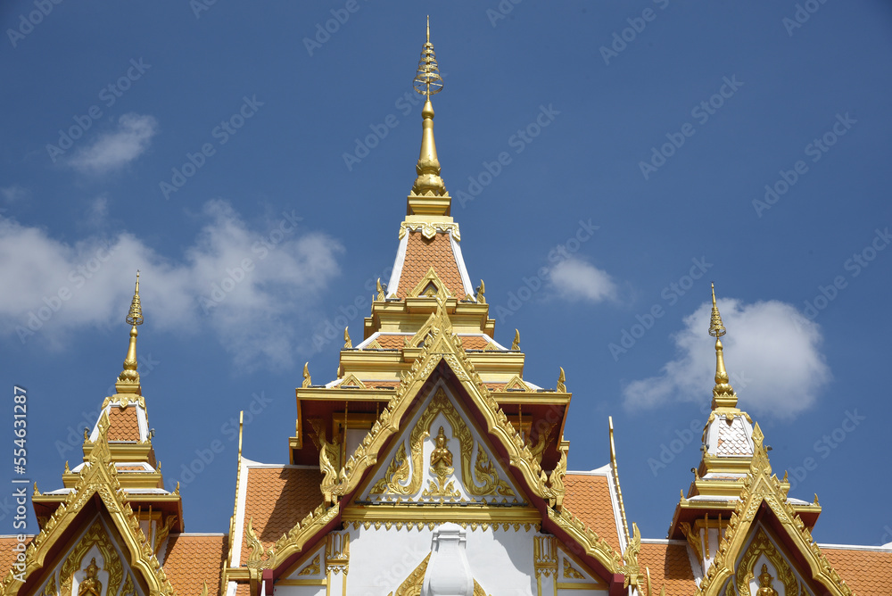 Fototapeta premium Tempel und Statue an buddhistischen Tempel