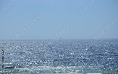 Voilier au loin navigant sur les eaux de la mer méditerranée en Sardaigne
