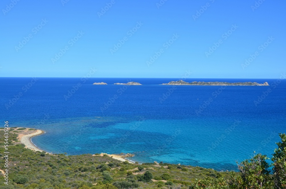 Paysage de la Sardaigne avec vu sur mer turquoise et une île