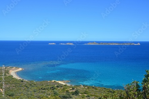 Paysage de la Sardaigne avec vu sur mer turquoise et une île
