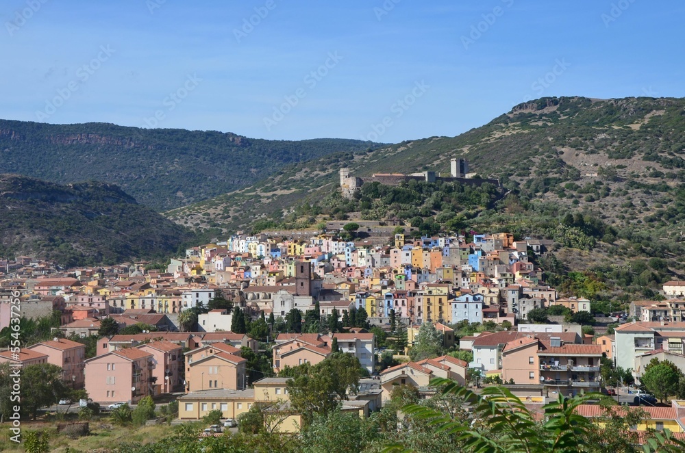Paysage d'un village coloré de montagne en Sardaigne 