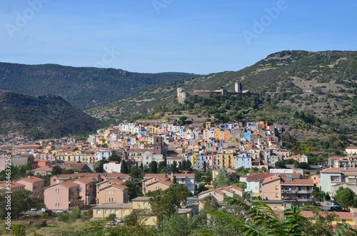Paysage d'un village coloré de montagne en Sardaigne  © Amandine