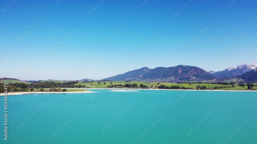 Luftbild Drohnenvideo vom Forggensee am Lech bei azurblauem Wasser Luftbild Drohnenvideo vom Forggensee am Lech bei azurblauem Wasser
