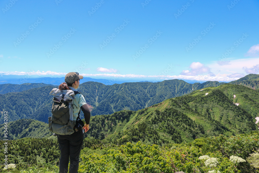 山に登る女性