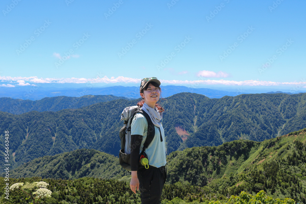 山に登る女性 山に登る女性