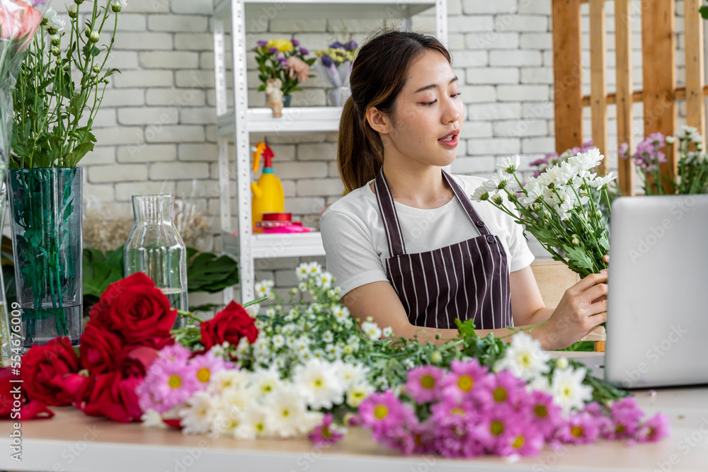 female florists Asians are arranging flowers for customers who come to order them for various ceremonies such as weddings, Valentine's Day or to give to loved ones. female florists Asians are arranging flowers for customers who come to order them for various ceremonies such as weddings, Valentine's Day or to give to loved ones.