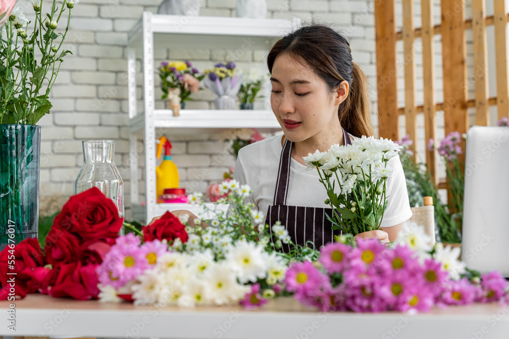 female florists Asians are arranging flowers for customers who come to order them for various ceremonies such as weddings, Valentine's Day or to give to loved ones.