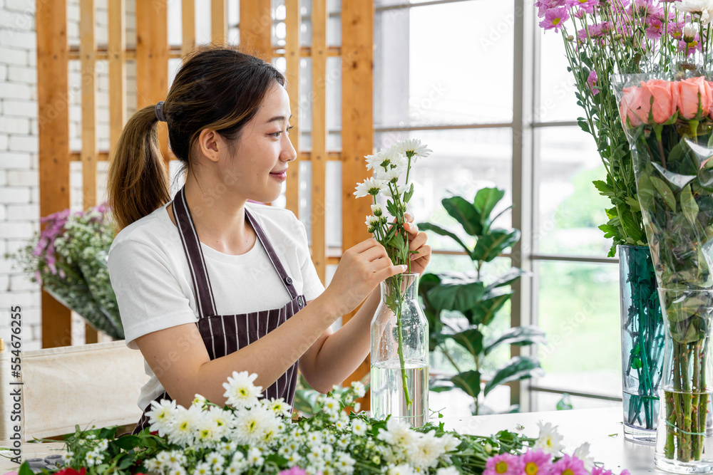 female florists Asians are arranging flowers for customers who come to order them for various ceremonies such as weddings, Valentine's Day or to give to loved ones.