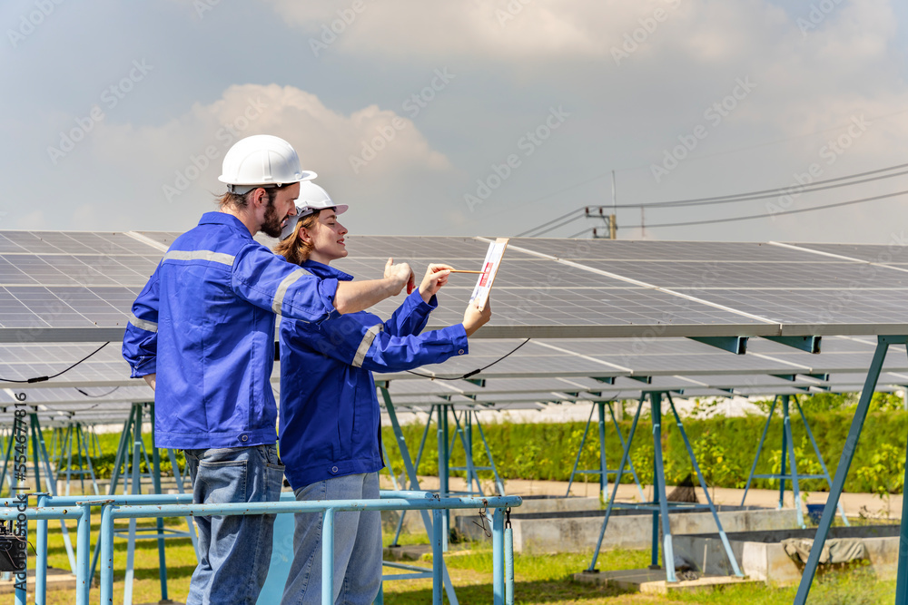 Electrical engineers are examining the working conditions of many solar panels to enable continuous power generation from solar energy. Electrical engineers are examining the working conditions of many solar panels to enable continuous power generation from solar energy.