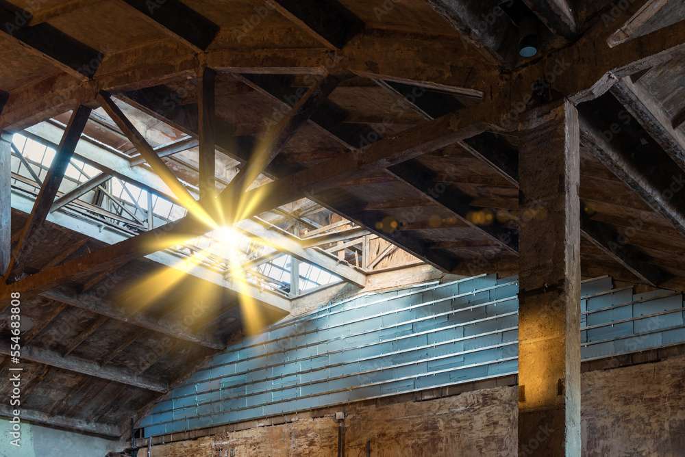 Obraz premium Old empty warehouse building with sun rays