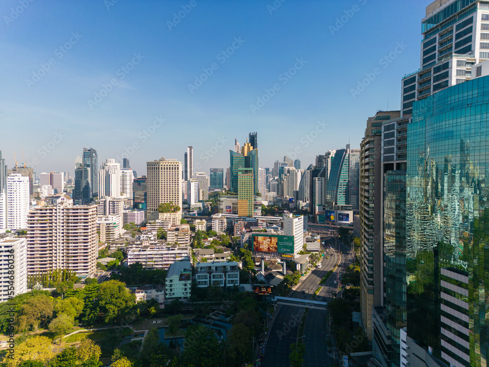 Obraz premium Aerial view city green forest public park with modern office building Benjakitti Park