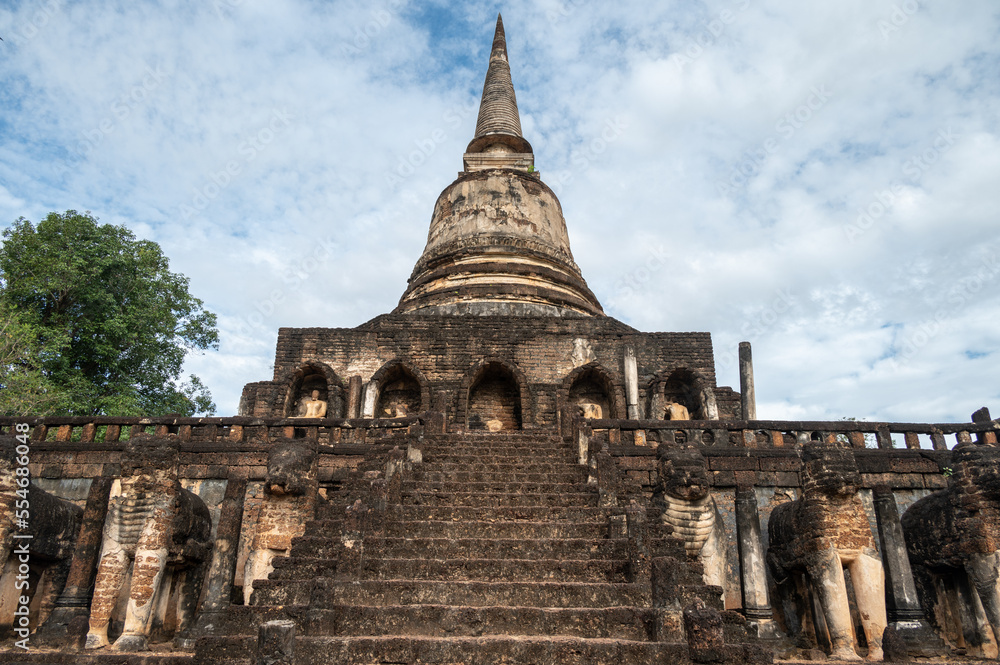 Wat Chang Lom (Thai meaning is the