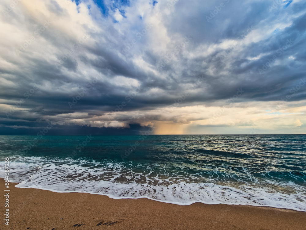 Espectaculares nubes de tormenta en el mar y lluvia al atardecer