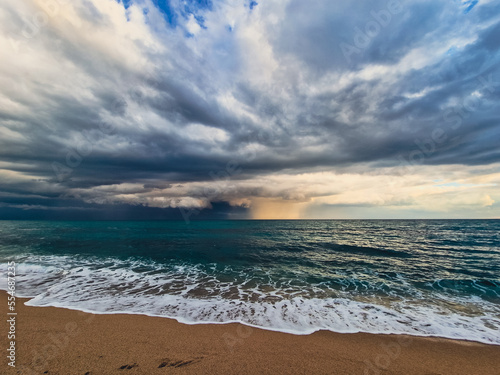 Espectaculares nubes de tormenta en el mar y lluvia al atardecer