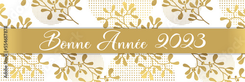 2023 - Carte de vœux ou Bannière raffinée et luxueuse or et blanche pour souhaiter la nouvelle année sous un bouquet de houx - texte français - traduction : bonne année, joyeuses fêtes.
