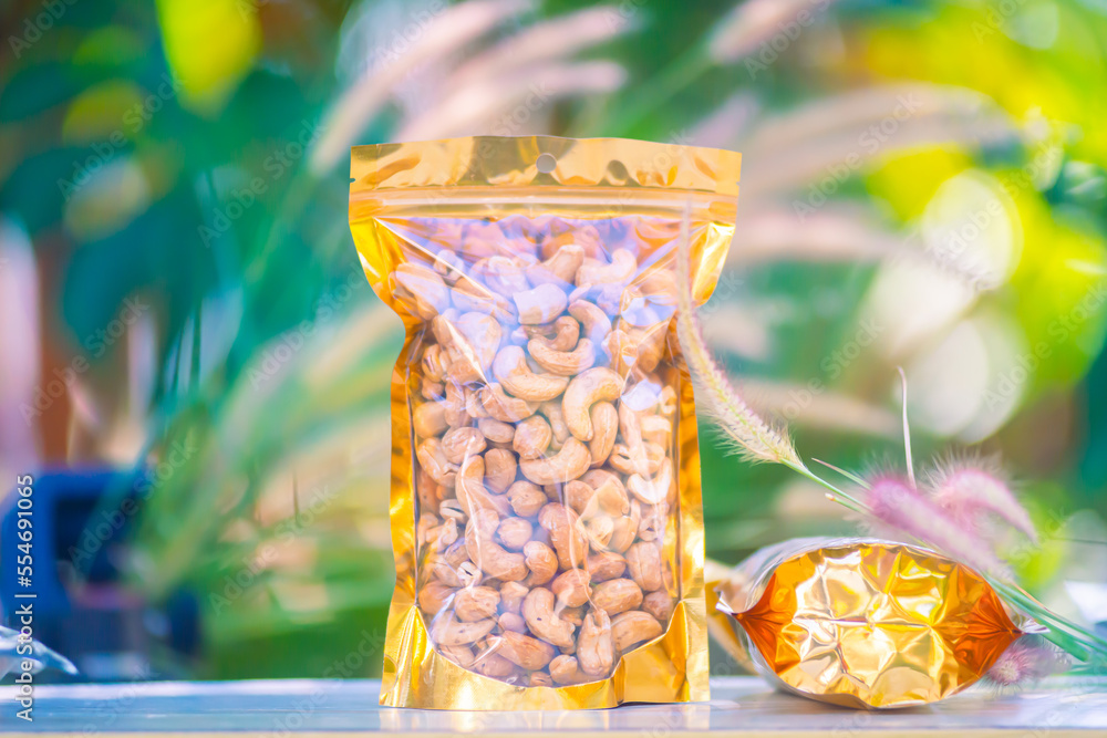 Ready-to-eat cashew nuts, beautifully packaged, organic food, nutritious food. Ready-to-eat cashew nuts, beautifully packaged, organic food, nutritious food.
