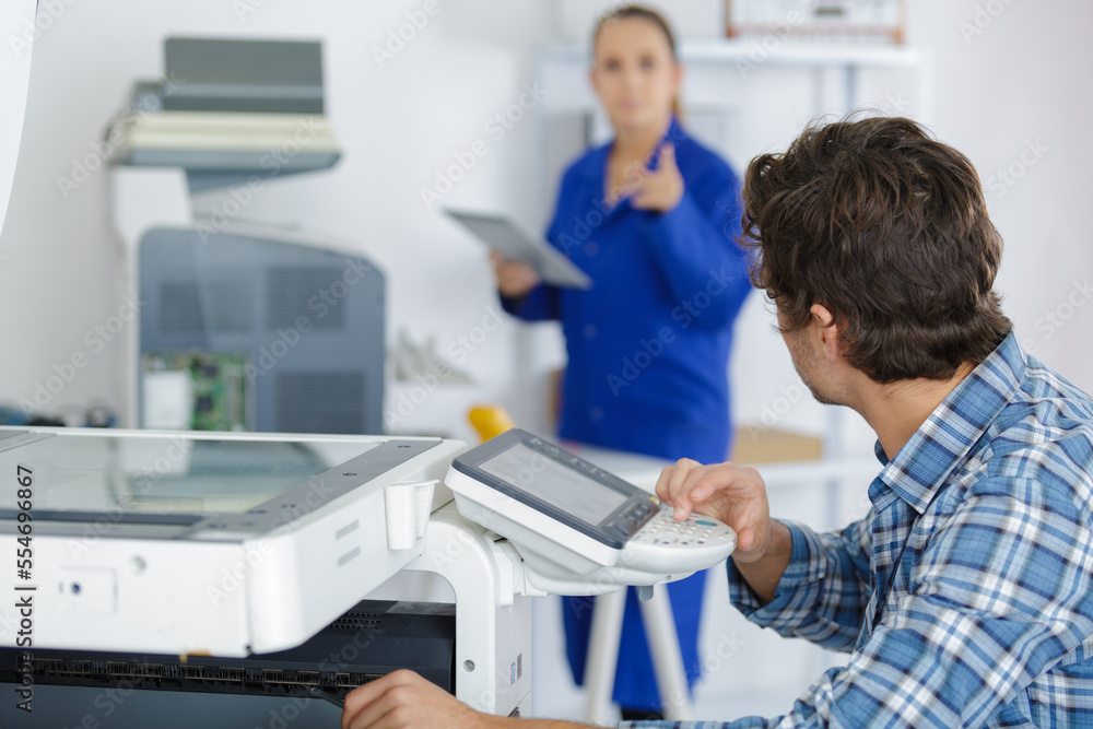 Obraz premium a technician fixing a printer