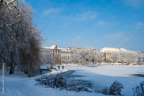 Der verschneite Hiroshimapark am Kleinen Kiel in der Kieler Innenstadt an einem sonnig kalten Dezembertag photo