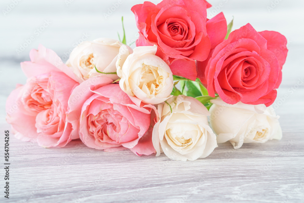 ピンクと白のバラの花束 ピンクと白のバラの花束