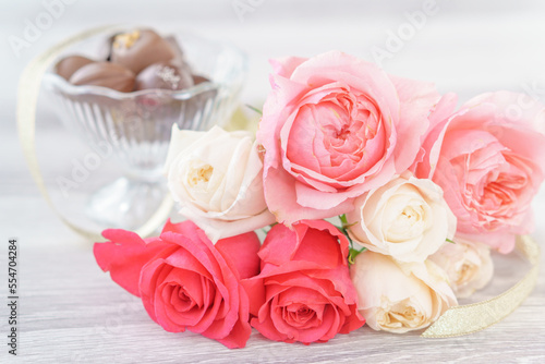 バラの花束とバレンタインチョコ
