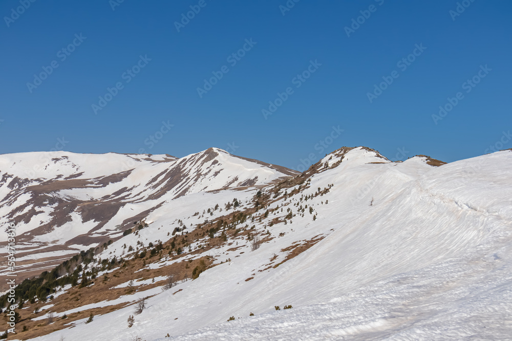 Panoramic ski tour hiking trail from Hohe Ranach to Zirbitzkogel and Kreiskogel, Seetal Alps, Styria (Steiermark), Austria, Europe. Snow covered idyllic mountain ridges on sunny winter wonderland day