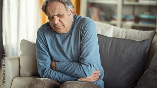 Foto Senior man with stomach pain