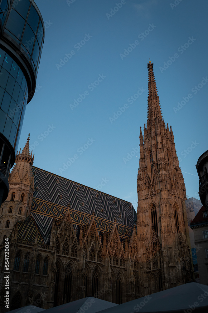 Obraz premium St. Stephen's Cathedral in Vienna at dusk.