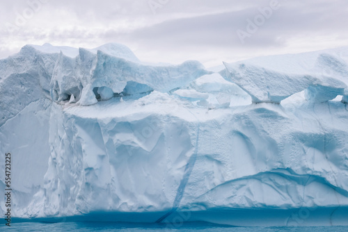 texturas y formas de grandes icebergs en ciruculo polar artico © Néstor Rodan