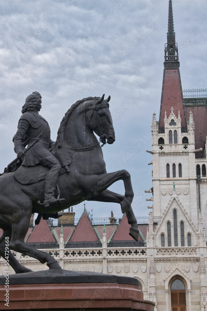 Fototapeta premium Estatua ecuestre de Francis II Rakoczi. Parlamento de Budapest