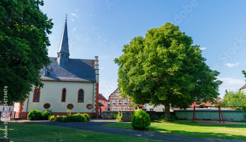 Gettenauer Kirche mit Baum Echzell Wetterau