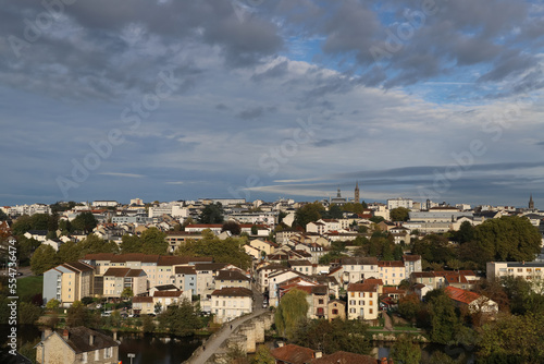 Obraz na płótnie Vue sur la ville par temps variable w salonie