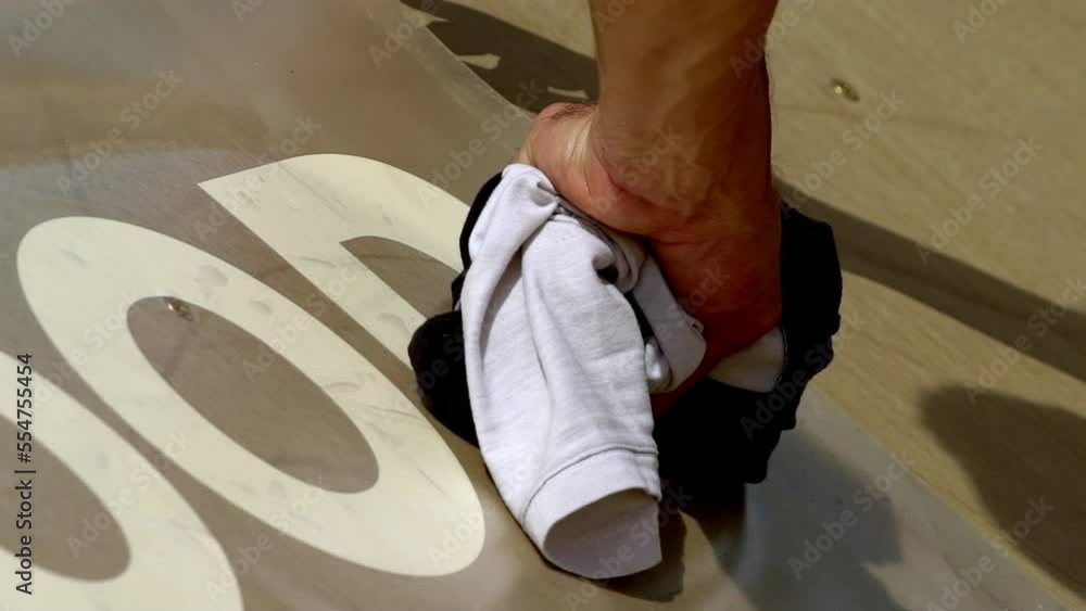 Skating Ramp Sticker Vidéo Stock stickers on a skate ramp are glued with both hands in a ...