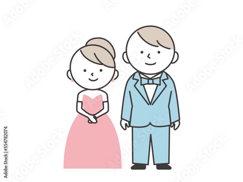 結婚式の新郎新婦　並んで立っているタキシードを着た新郎とピンクのドレスを着た新婦