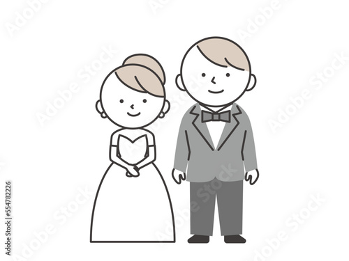 結婚式の新郎新婦　並んで立っているタキシードを着た新郎とウエディングドレスを着た新婦