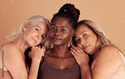 Foto Skincare, diversity and group of mature women with natural body, healthy and glowing skin in studio