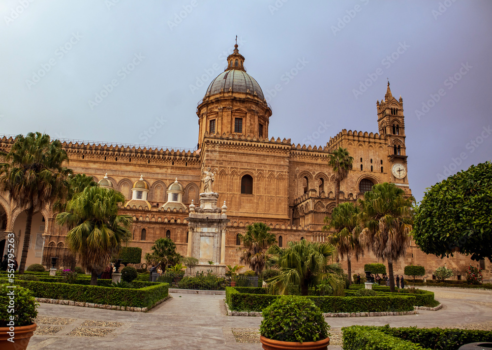 View of the cathedral de Palermo, Italy