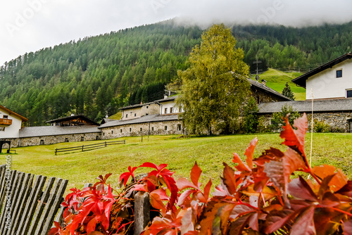 Karthaus, Kloster, Kirche, St. Anna, Schnalstal, Val Senale, Schnals, Bergtal, Bergstrasse, Dorf, Wanderweg, Herbst, Berge, Südtirol, Italien photo