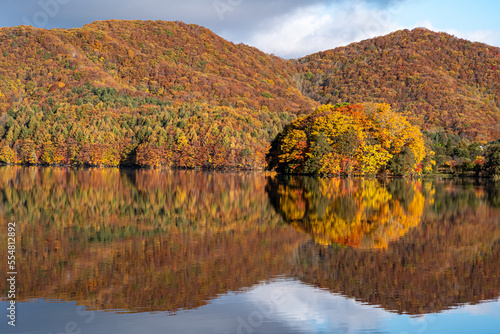 紅葉を映す湖