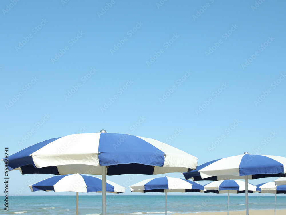 Ταπετσαρία Many blue and white beach umbrellas near sea