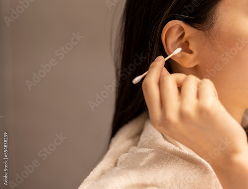 면봉으로 귀를 파는 여자, 샤워 후 면봉으로 귀를 청소하는 사람 photo