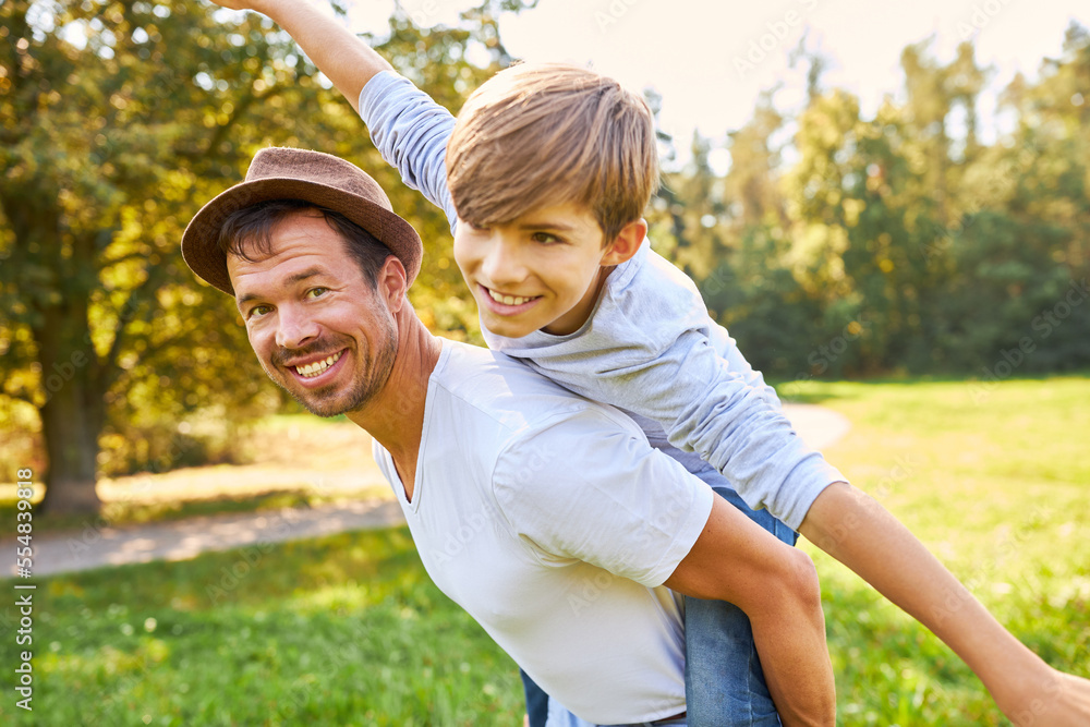 Vater und Sohn haben Spaß beim Huckepack Vater und Sohn haben Spaß beim Huckepack
