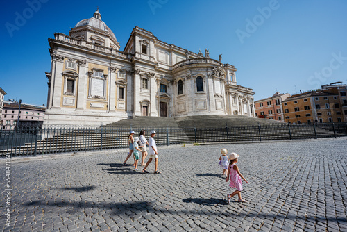 Canvas Print Family tourists walk near Basilica di Santa Maria Maggiore in Rome, Italy