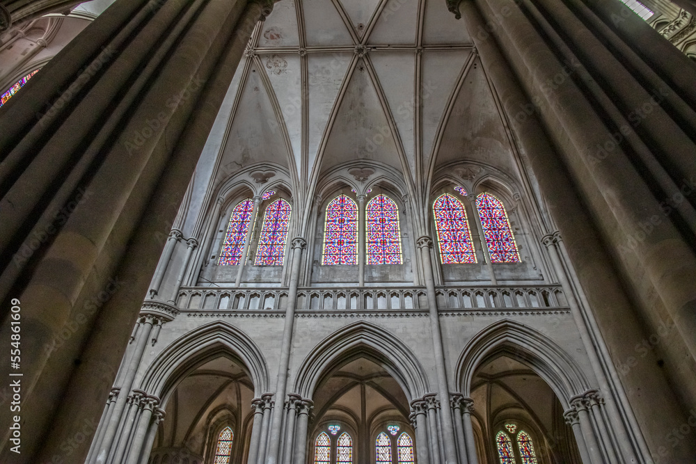 Coutances. Chœur, voutes en ogive, vitrail et plafond de la cathédrale Notre-Dame. Manche. Normandie Coutances. Chœur, voutes en ogive, vitrail et plafond de la cathédrale Notre-Dame. Manche. Normandie