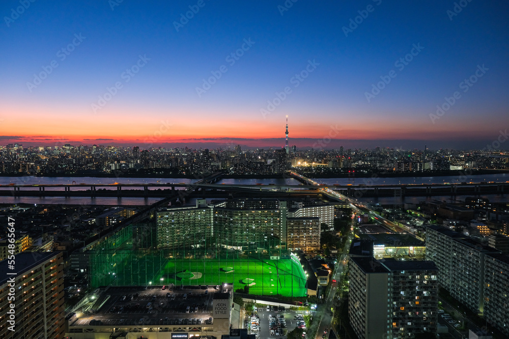 Obraz premium 東京都江戸川区 タワーホール船堀展望室から見る夕日没の東京