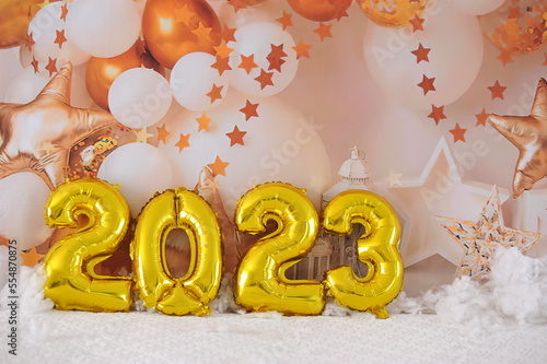  feliz ano novo 2023 comemoração balões dourados e brancos  photo
