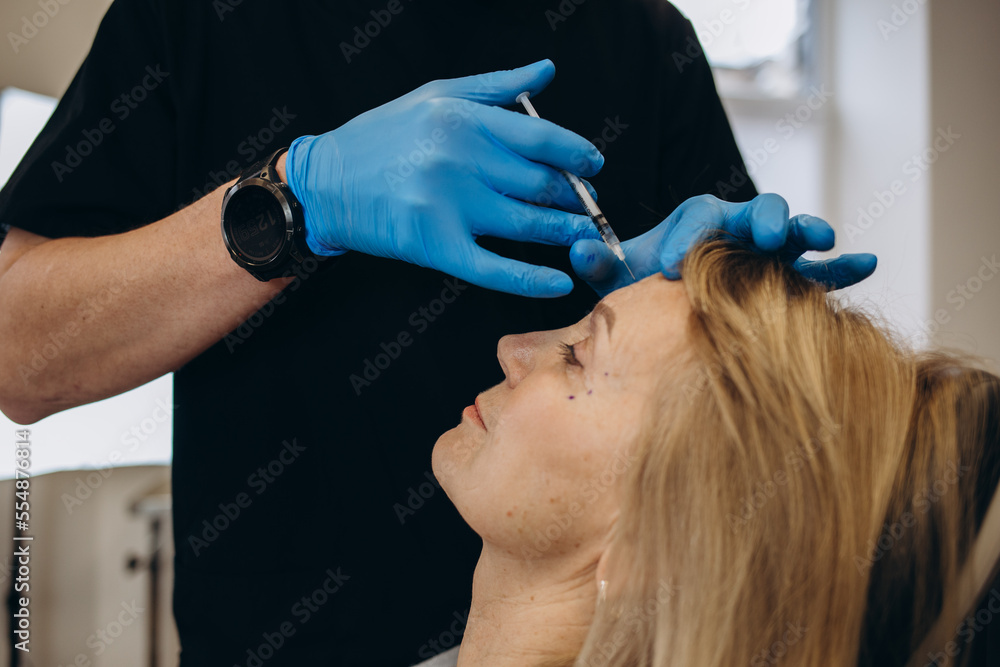 Hyaluronic acid injection for facial rejuvenation procedure Hyaluronic acid injection for facial rejuvenation procedure