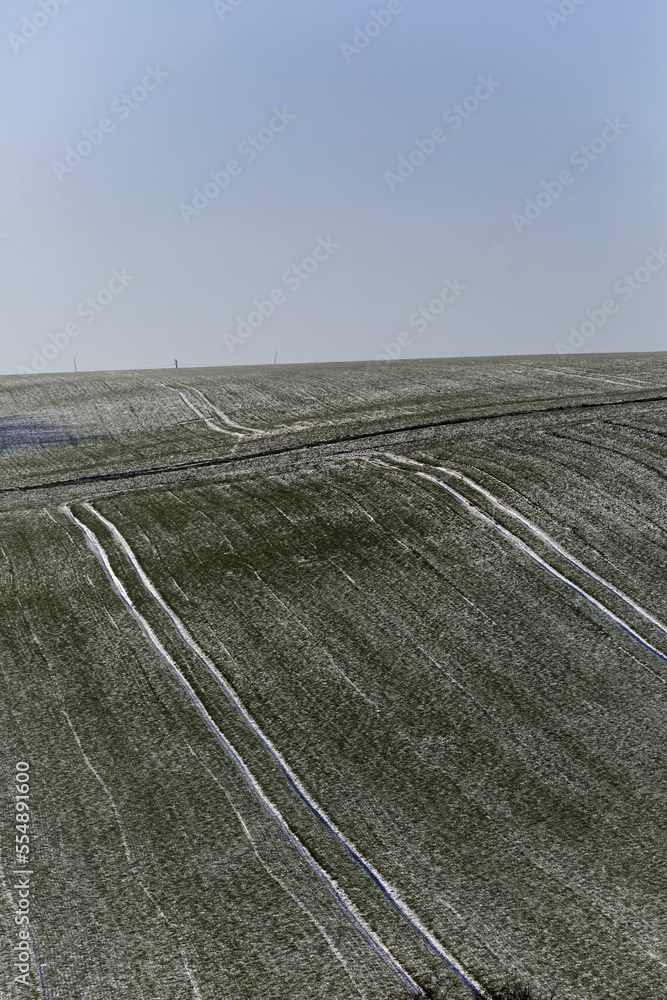 Naklejka premium Traces agricoles blanches de neige dans le as-de-Calais - France