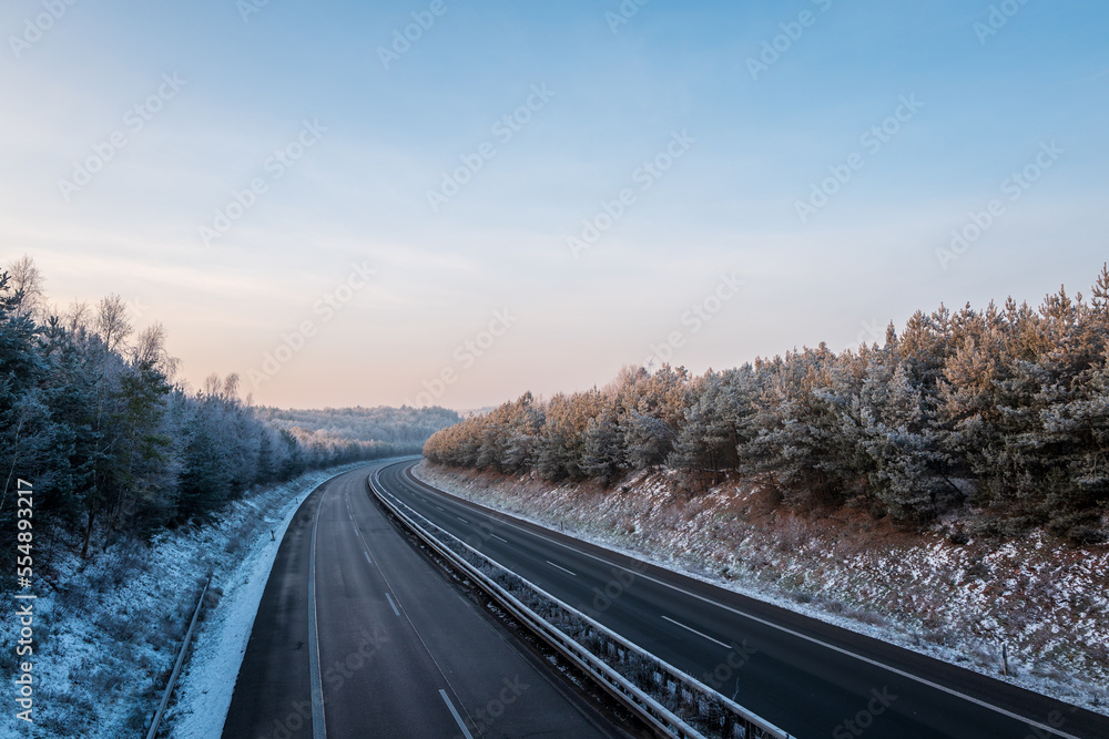 leere autobahn im winter leere autobahn im winter
