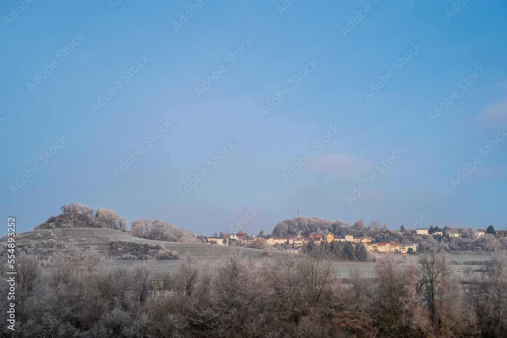Fototapeta premium kleines dorf auf dem hügel im winter